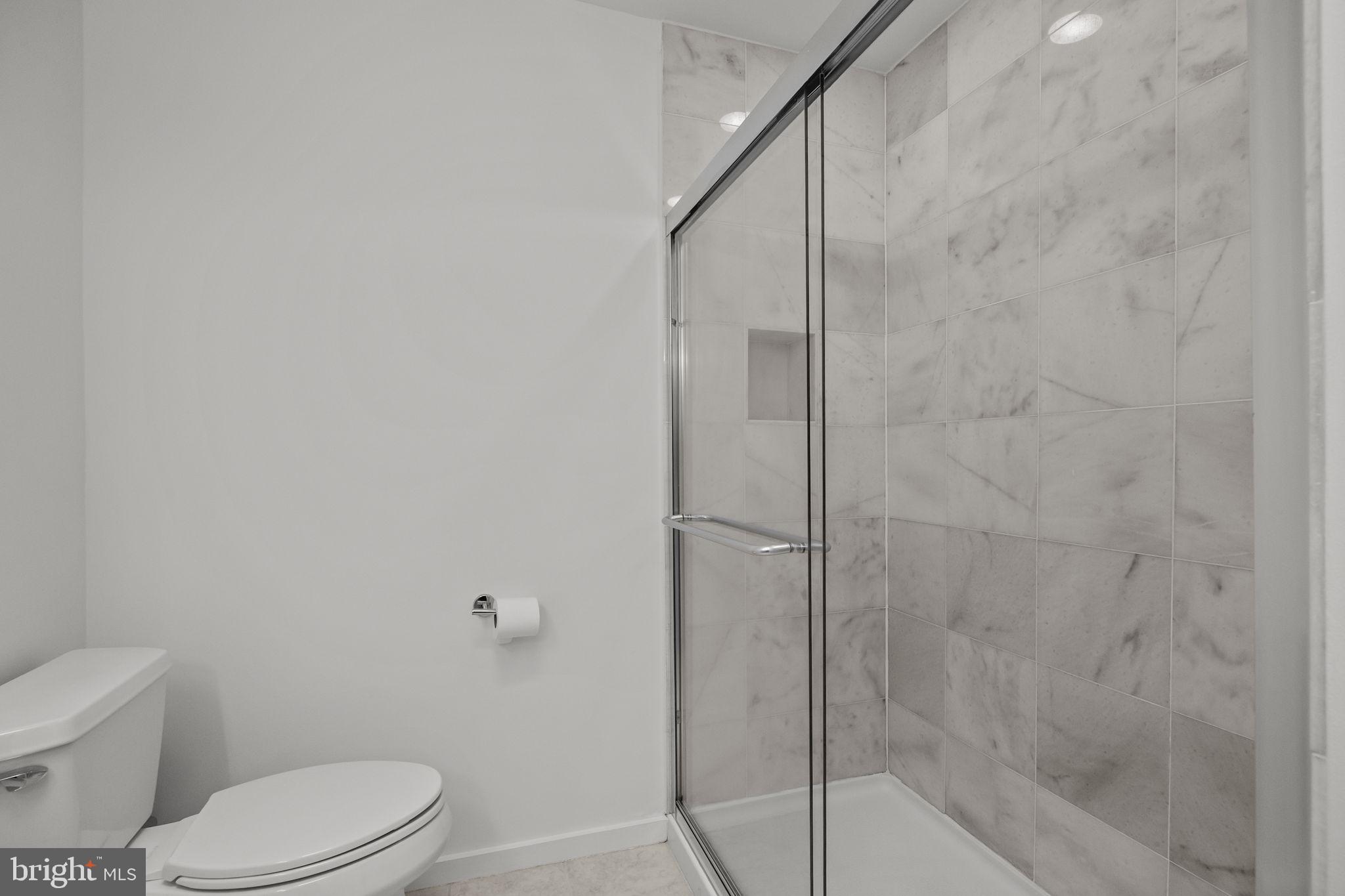 QUEEN VILLAGE - Residential