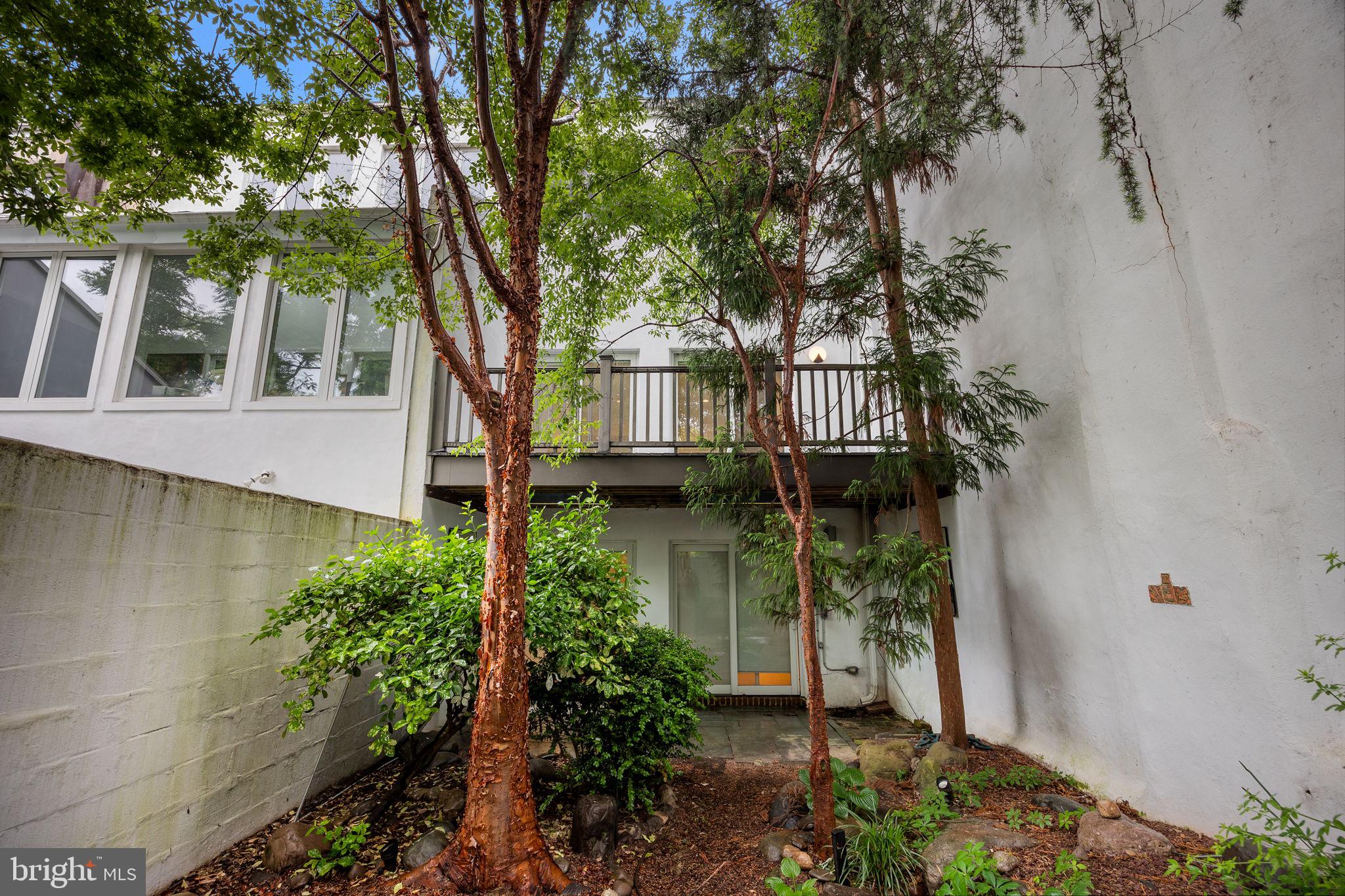 QUEEN VILLAGE - Residential