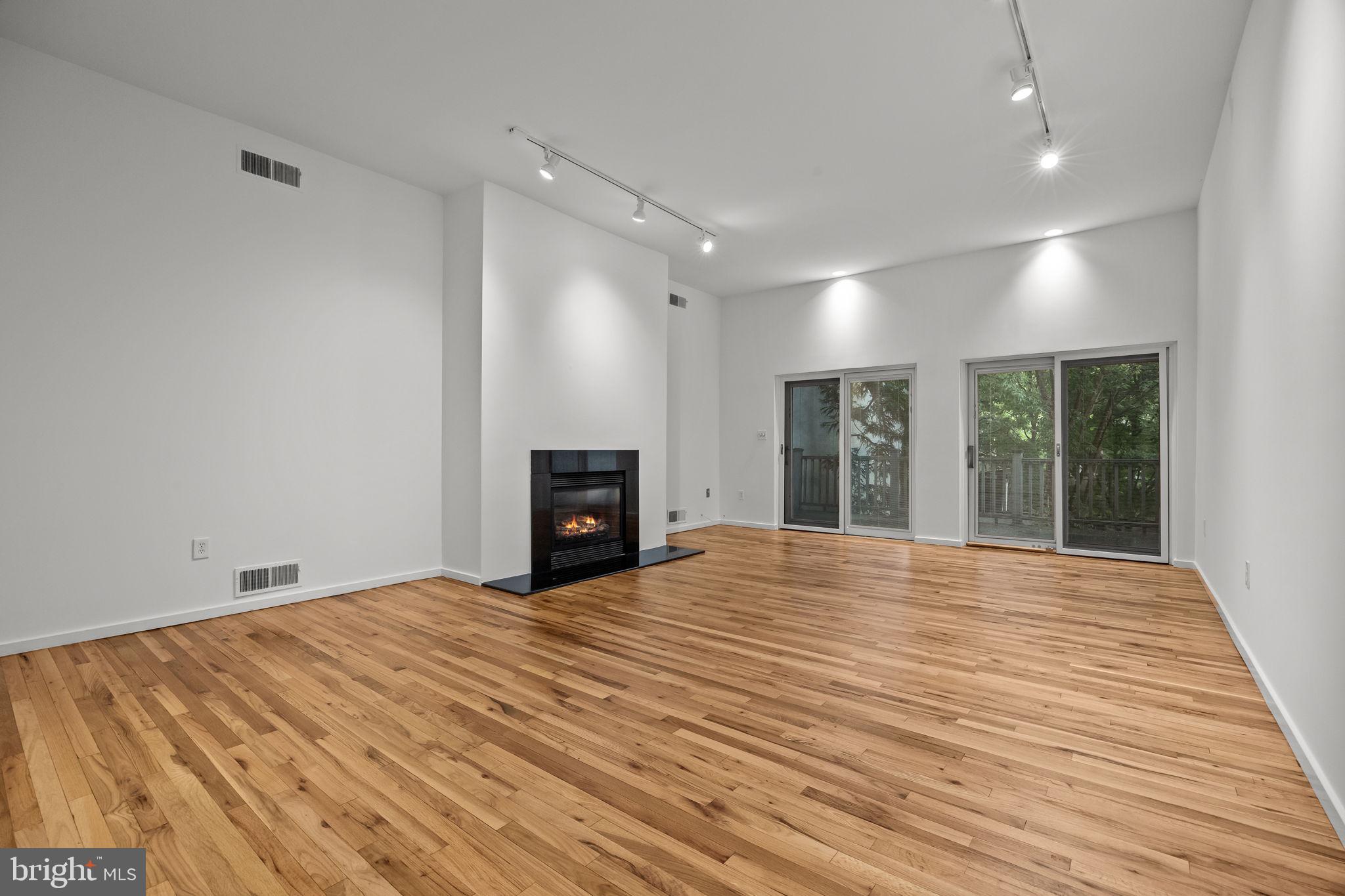 QUEEN VILLAGE - Residential