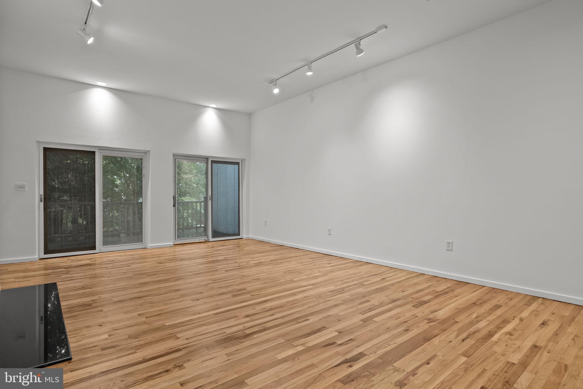 QUEEN VILLAGE - Residential