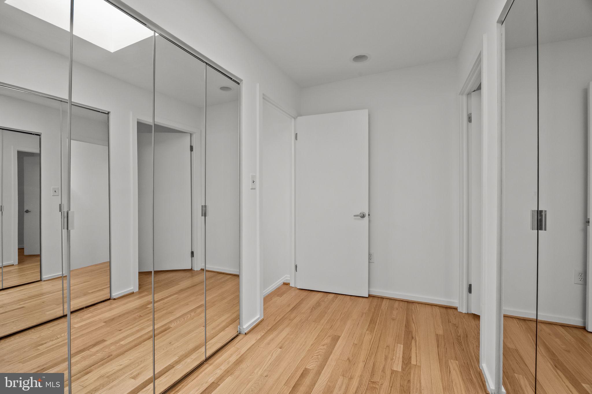 QUEEN VILLAGE - Residential