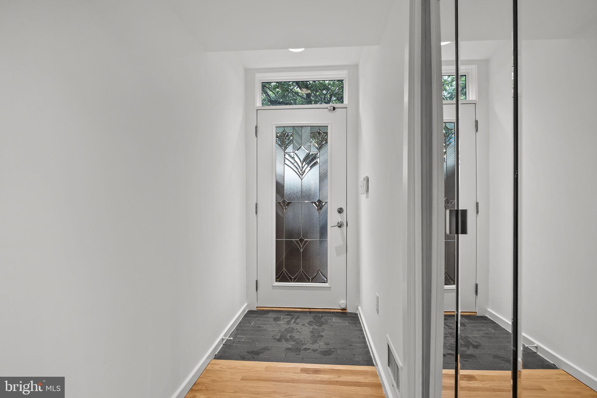 QUEEN VILLAGE - Residential