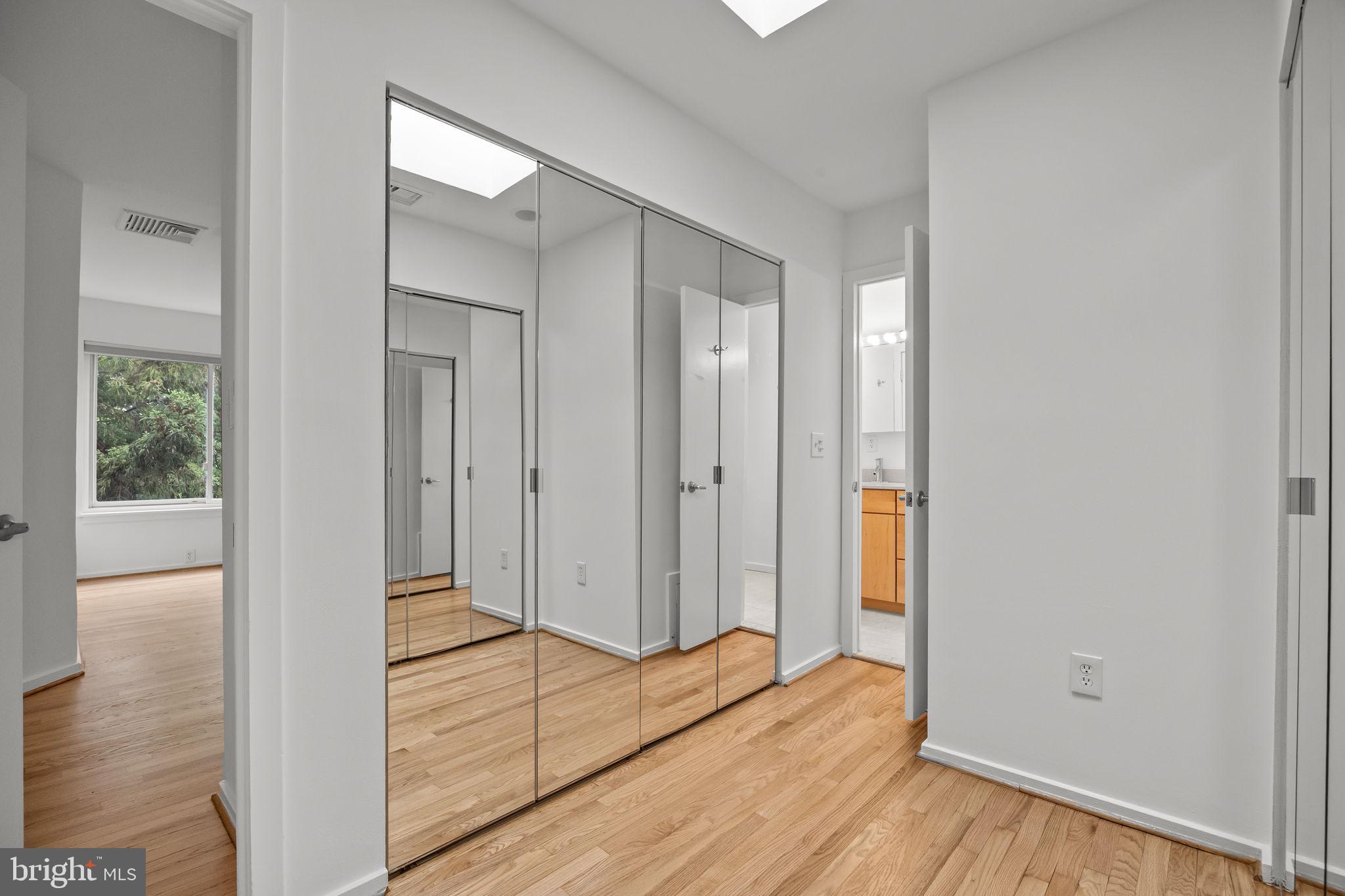 QUEEN VILLAGE - Residential