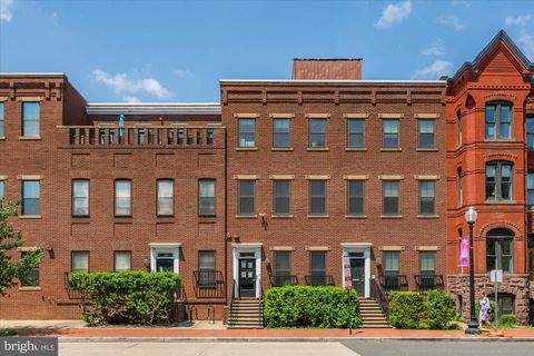 Photo of 404 C Street NE, WASHINGTON, DC 20002 (MLS # DCDC2216566)