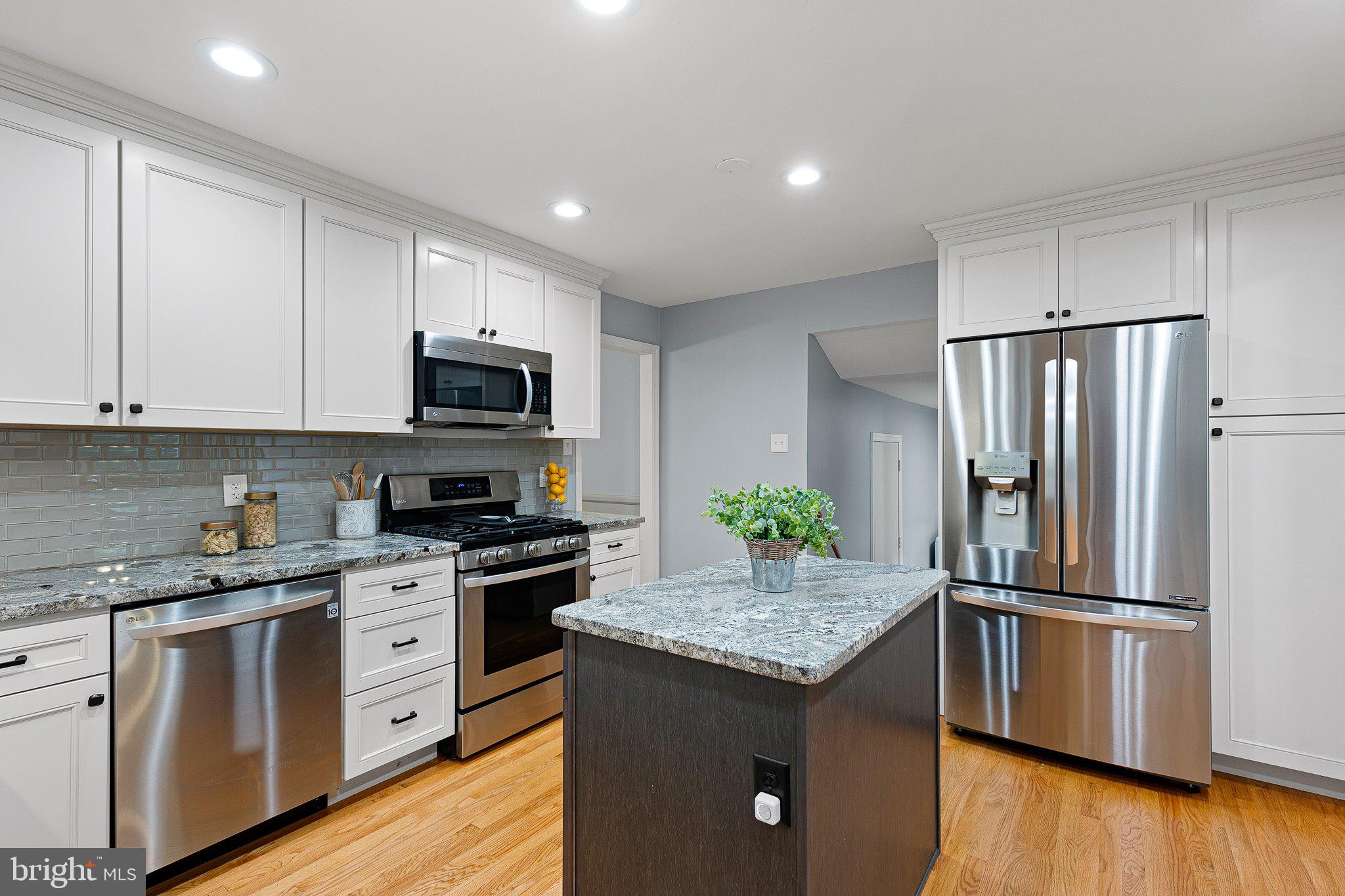 2533 DEEPWOOD DRIVE