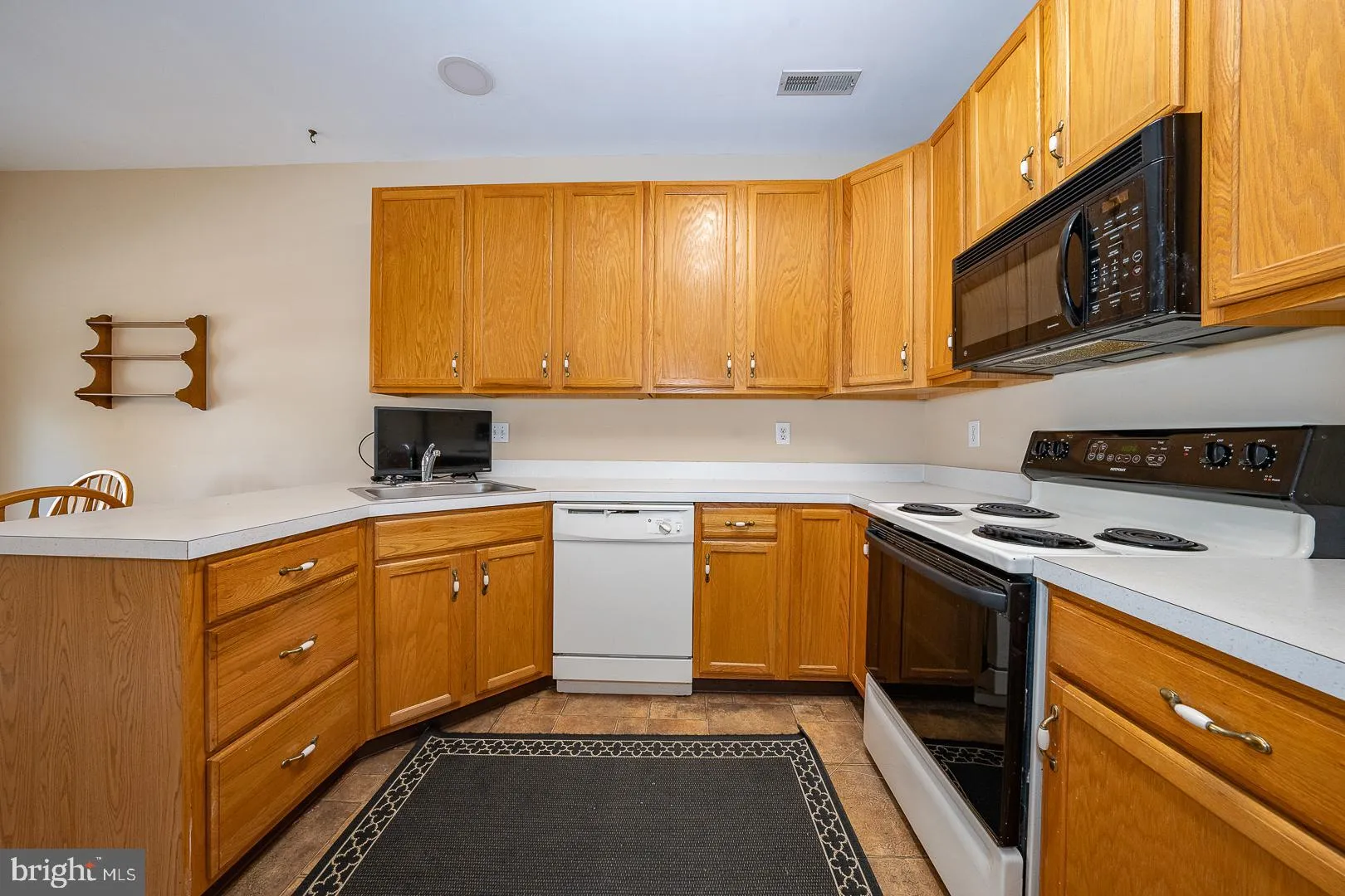 Springfield, Pennsylvania 19064, United States, 2 Bedrooms Bedrooms, ,3 BathroomsBathrooms,Residential,Pending,16525