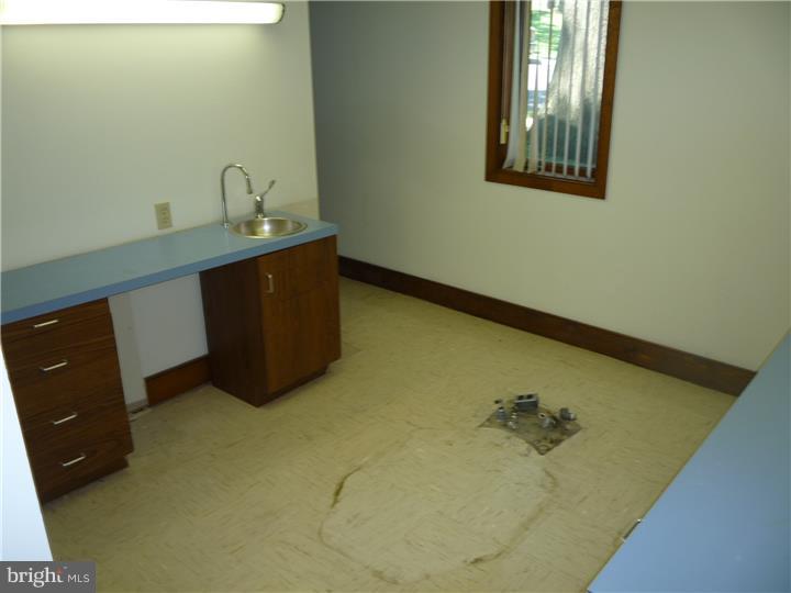 000 - Commercial Sale