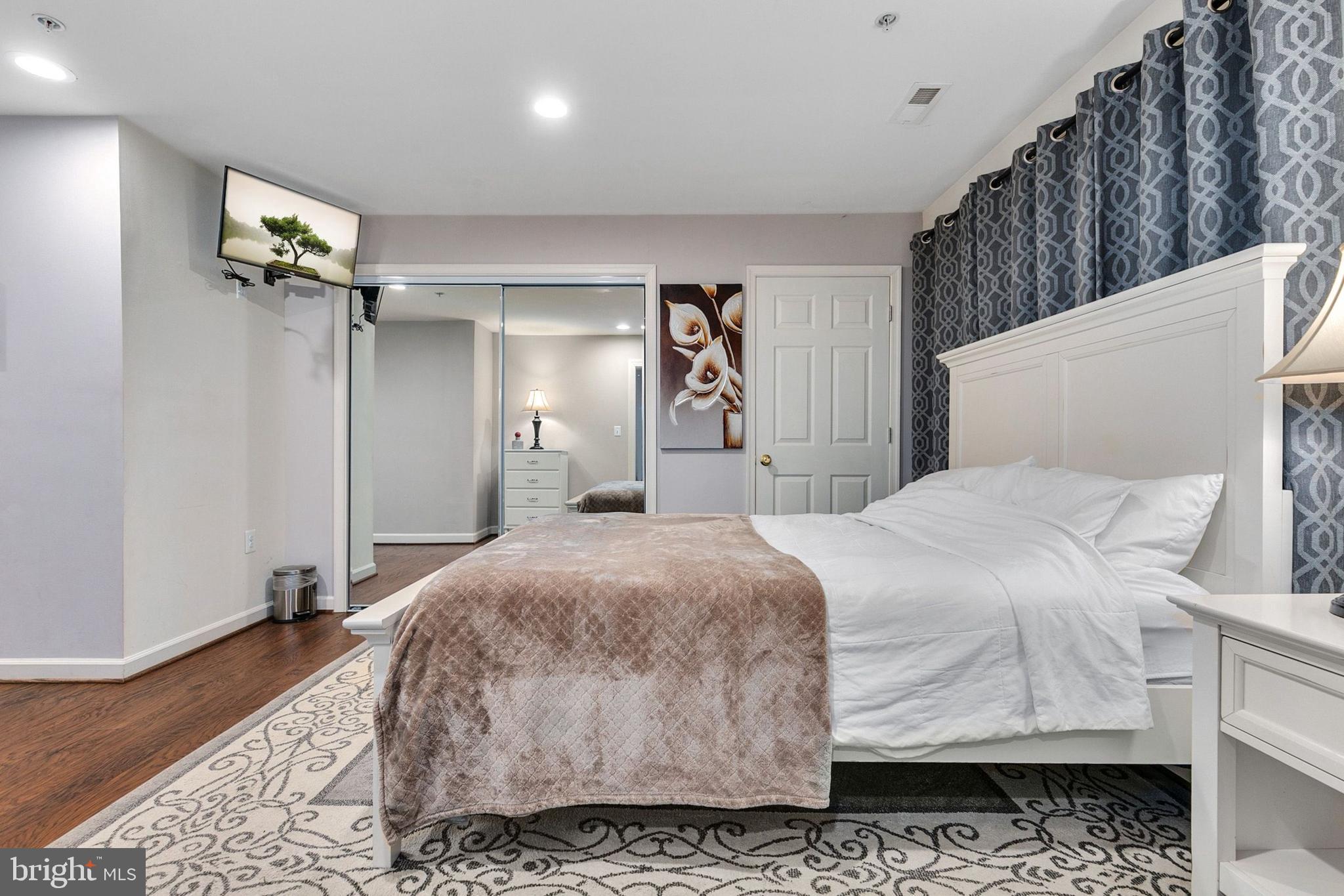 QUINCE ORCHARD PARK - Residential