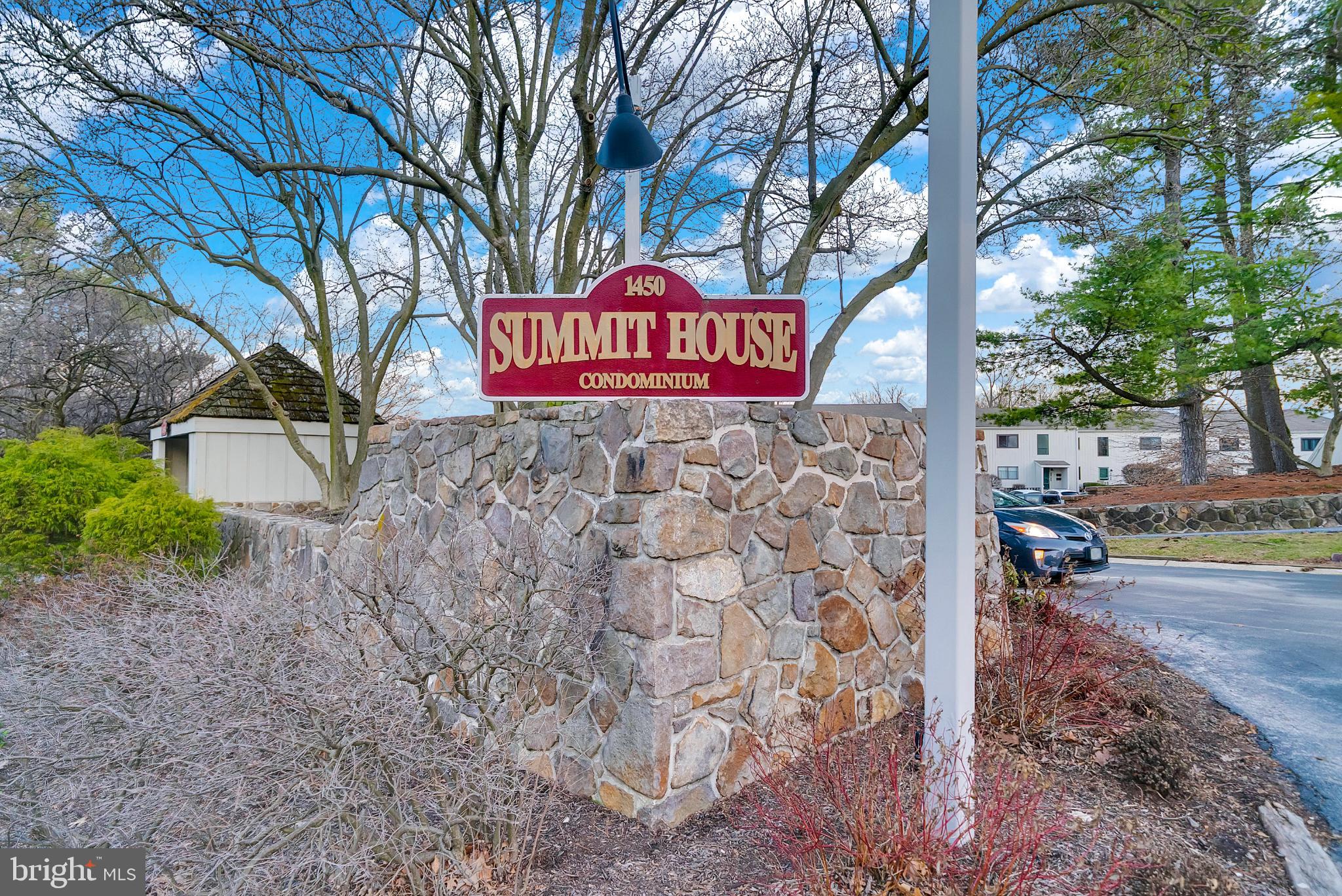 SUMMIT HOUSE - Residential