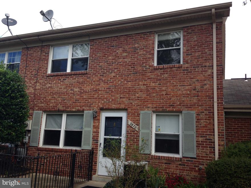 VACANT move-in ready, spacious, sunny 2BR & 1 Bath  town house condo clean and ready for new tenant.Close to shops, restaurants, I-95, Fort Belvoir.