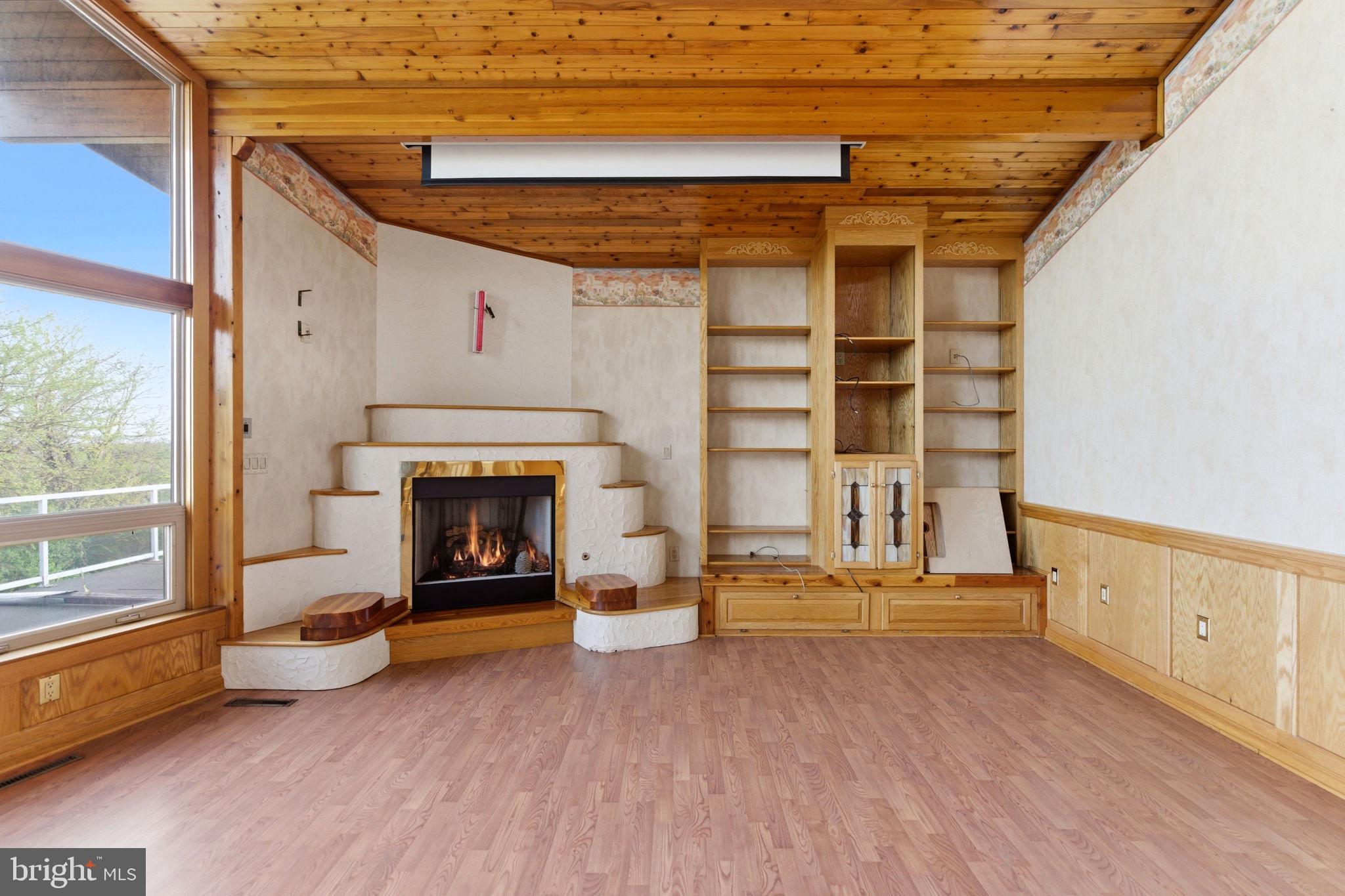 HIGH POINTE - Residential