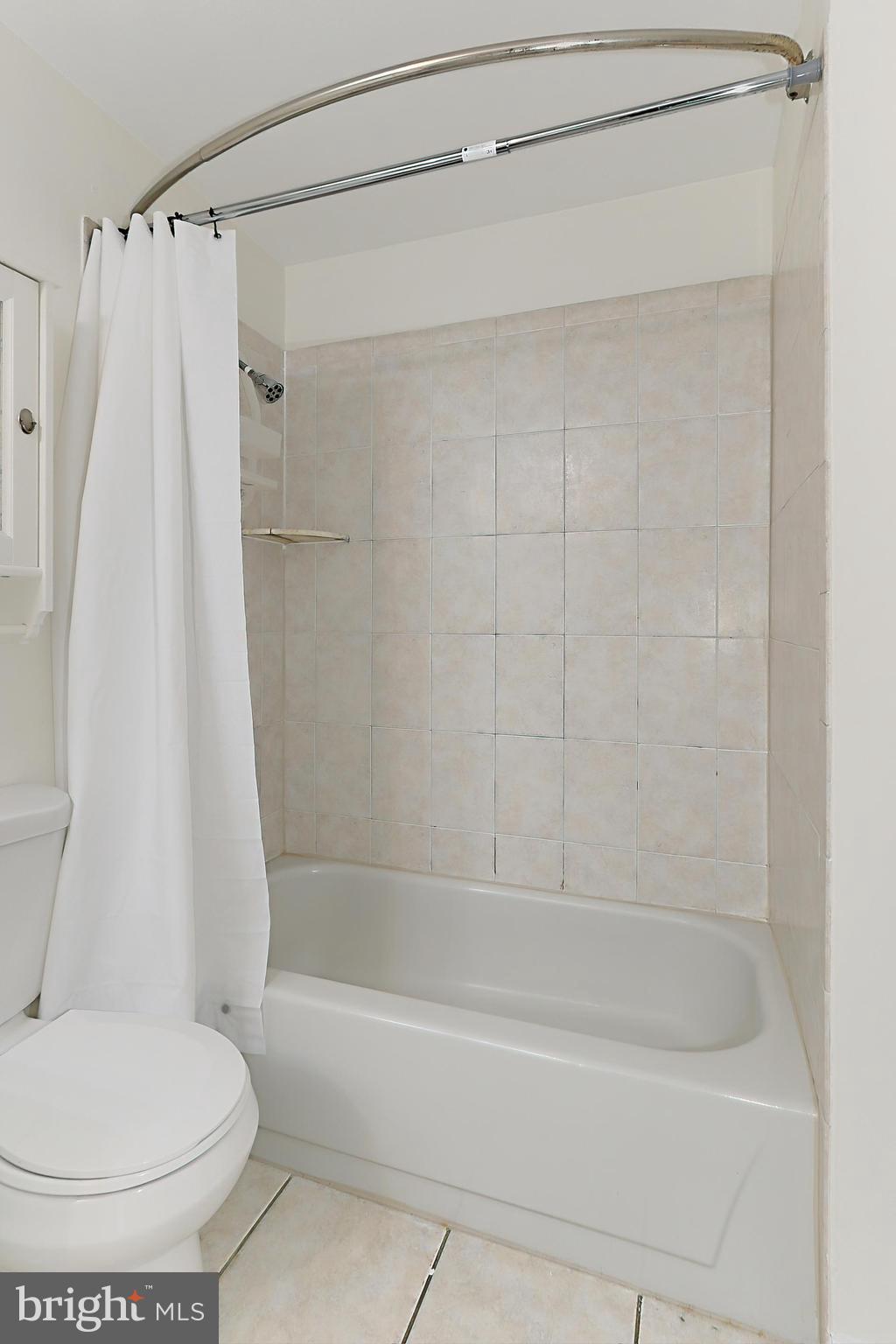 PENDERBROOK SQUARE CONDOMINIUMS - Residential Lease