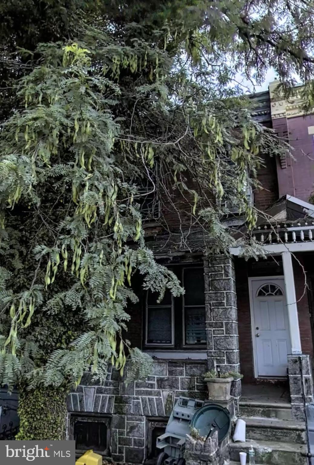 It's clear the property requires rehabilitation. However, its prime location and inherent features suggest significant potential for enhancement. Buyer responsible