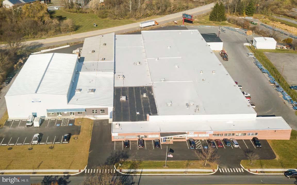 Flex/warehouse space availabe in Lancaster City with convenient highway access. Includes recently renovated modern office space and functional warehouse space with one (1) grade-level loading door. Available subject to current tenant relocating.
