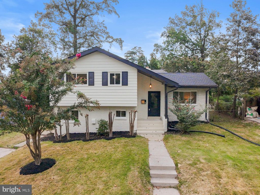 Photo of 11313 College View Drive, SILVER SPRING, MD 20902 (MLS # MDMC2198554)