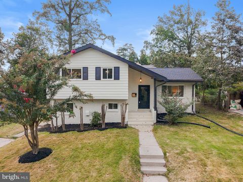 Photo of 11313 College View Drive, SILVER SPRING, MD 20902 (MLS # MDMC2198554) Photo of 11313 College View Drive, SILVER SPRING, MD 20902 (MLS # MDMC2198554)