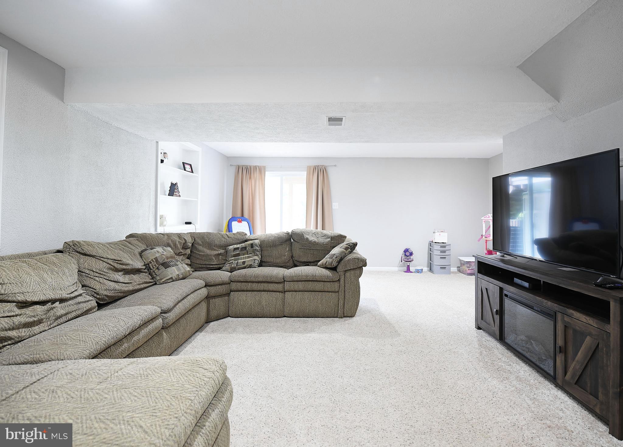 CONSTANT FRIENDSHIP - Residential