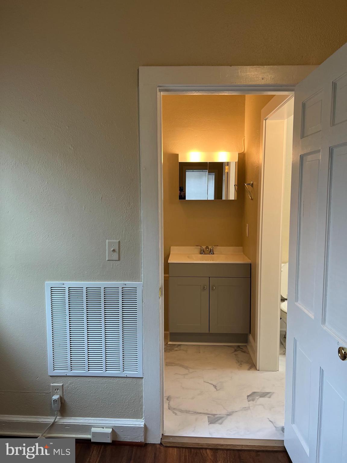 COLONIAL SQUARE - Residential Lease