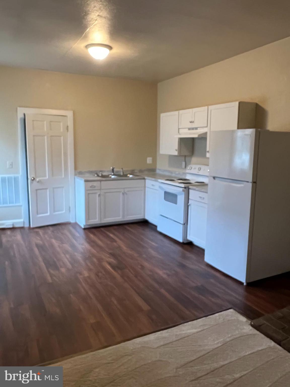 COLONIAL SQUARE - Residential Lease