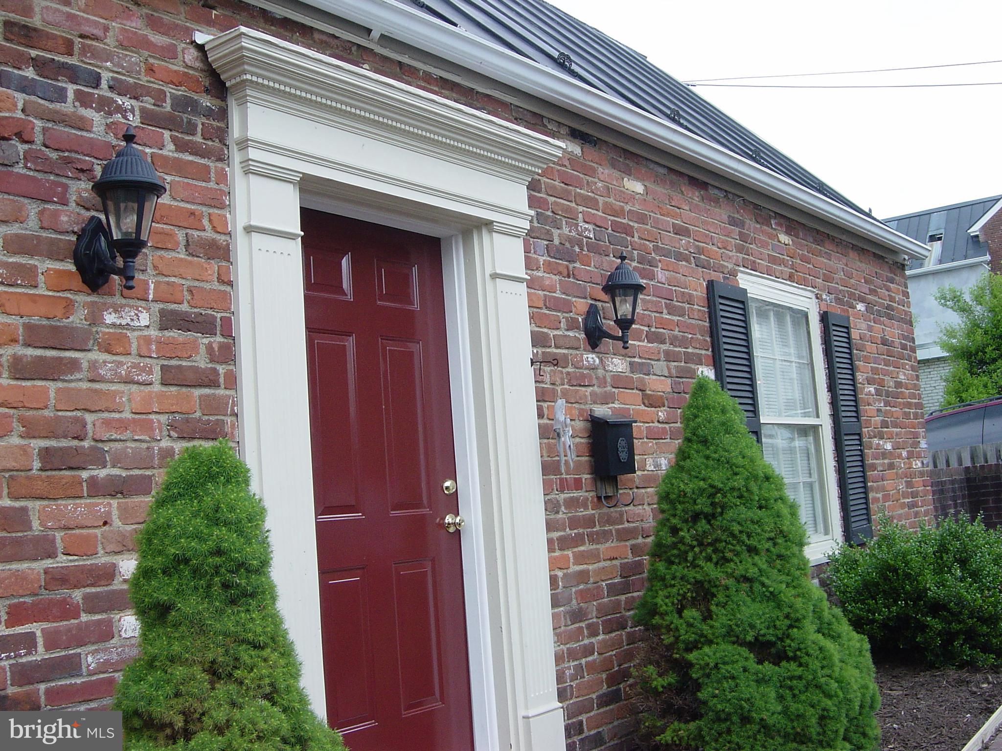 COLONIAL SQUARE - Residential Lease