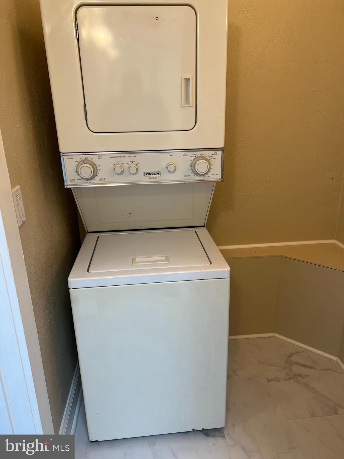 COLONIAL SQUARE - Residential Lease