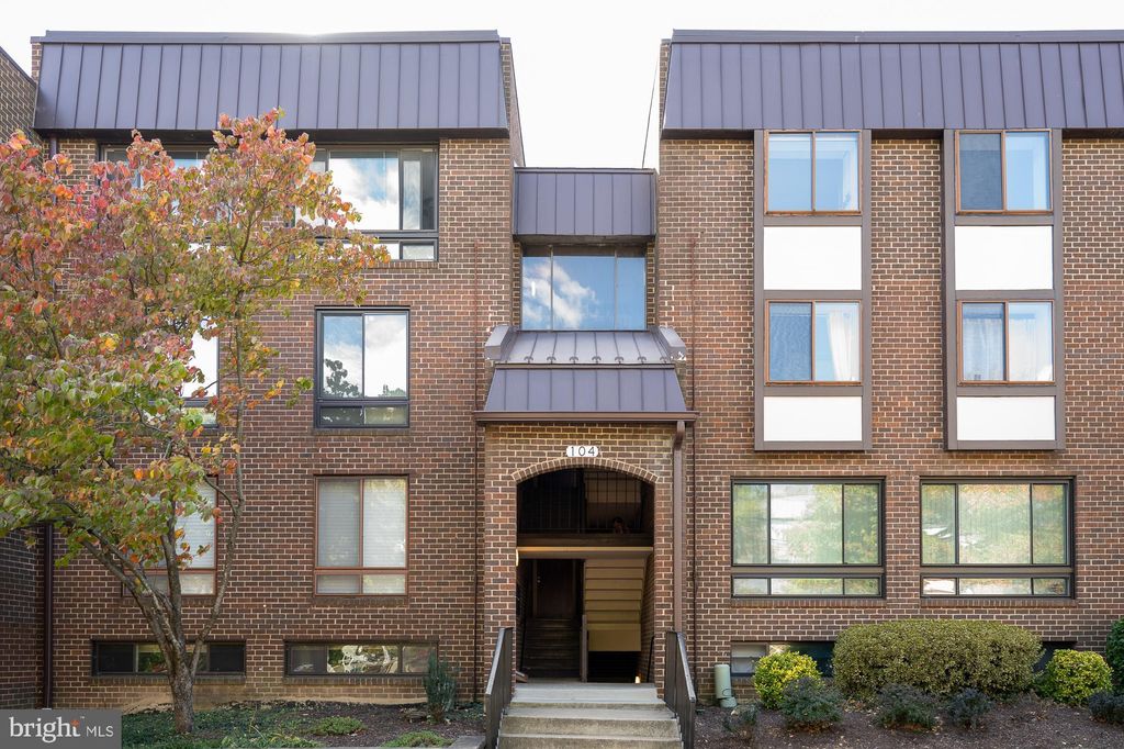 Photo of 104 Roberts Lane #401, ALEXANDRIA, VA 22314 (MLS # VAAX2051098)