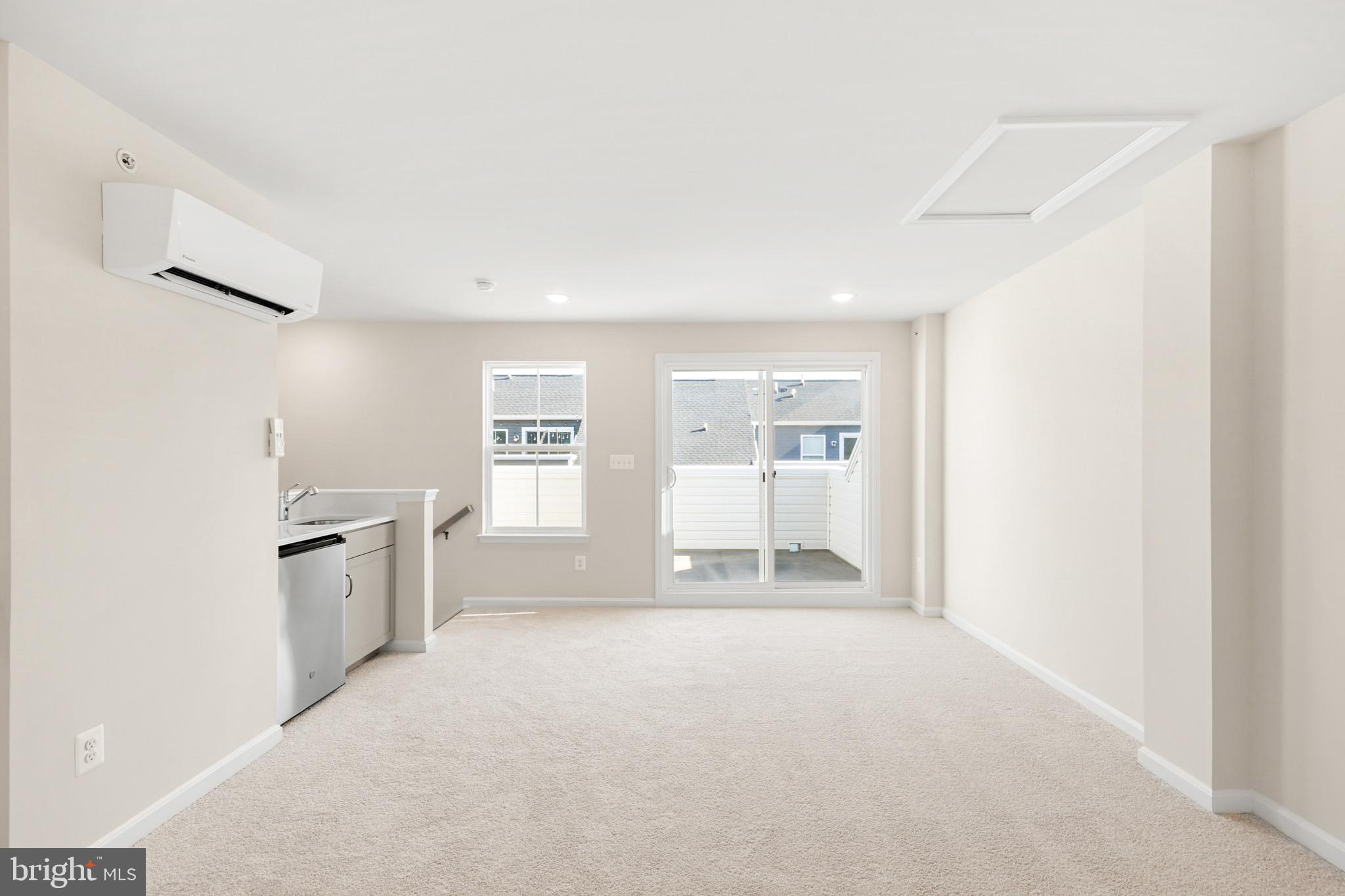 TOWNS AT MARKET COMMONS - Residential