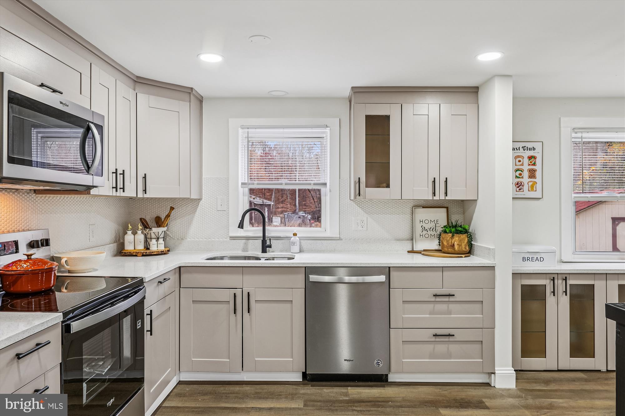 DU MAR ESTATES - Residential