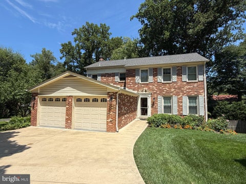 Photo of 9552 Grande Oaks Court, VIENNA, VA 22181 (MLS # VAFX2335940)