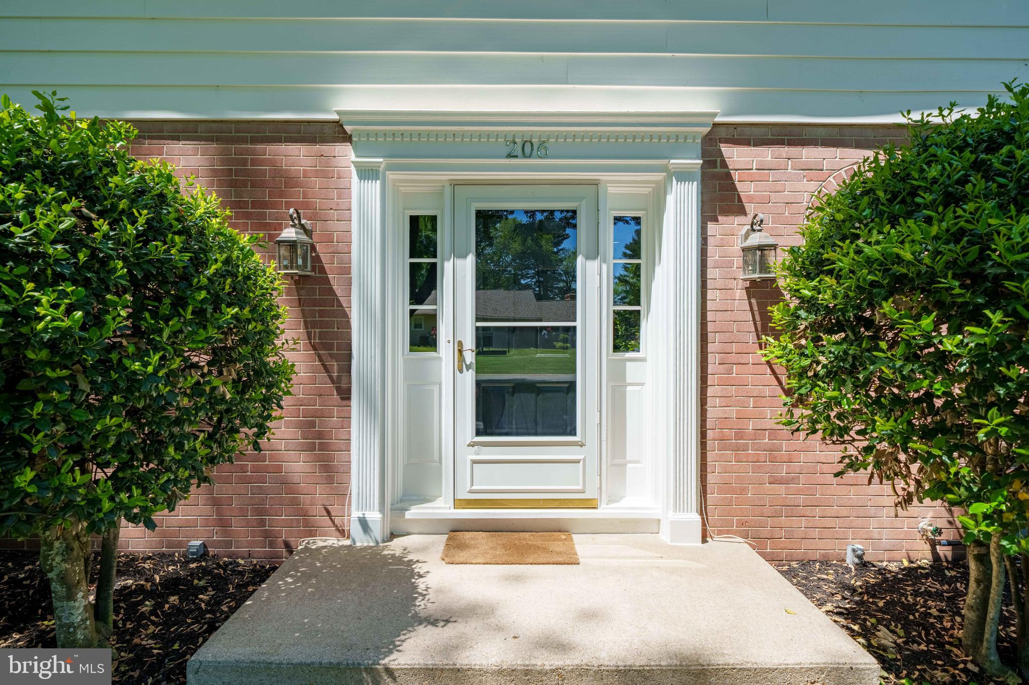 206 E FAIRWAYS CIRCLE