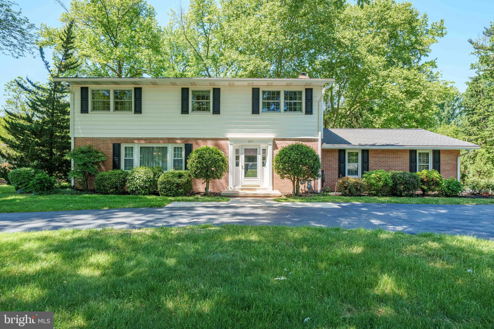 206 E FAIRWAYS CIRCLE