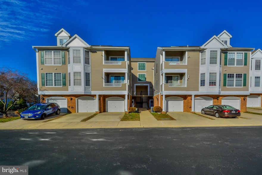 This spacious end unit offers  a private ground level entry, hardwood floors, an open floor plan and a  rear patio for entertaining. The master suite features a super bath and walk in closet.  The community features a pool, fitness center, clubhouse and lots of common space. Welcome Home!