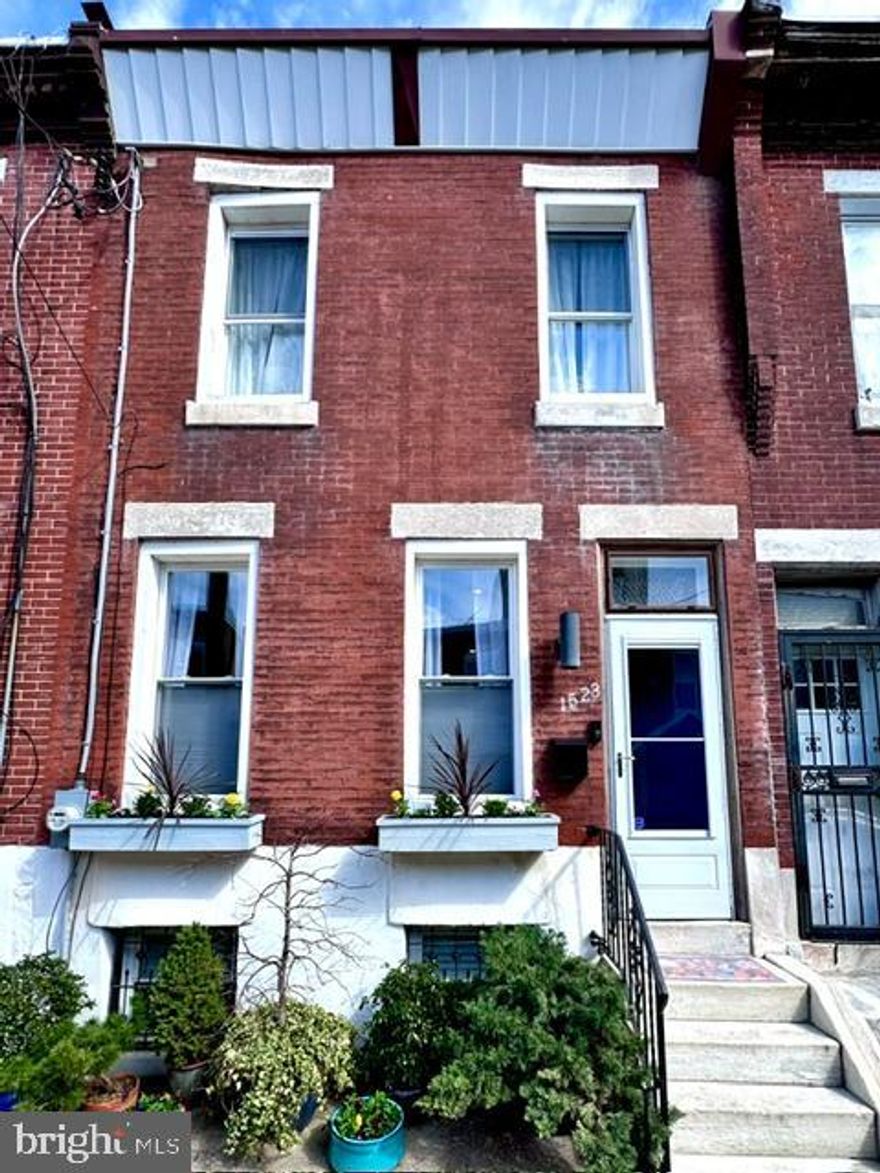 This beautiful South Philly row home was renovated in 2019. From the front door pass through the vestibule
into an open living - dining area with the kitchen set off by a large archway. French doors at the rear lead to an
amazing oasis of a yard. Kitchen features LG stainless steal appliances with granite counter tops and plenty of
prepping, cooking and serving space. Hardwood floors throughout. The upstairs features 3 bedrooms, a hall
bathroom, and an in-suite bathroom. This home is just a half block from the Tasker-Morris stop of the Broad
Street Line so is very convenient to Center City or the Stadiums complex.