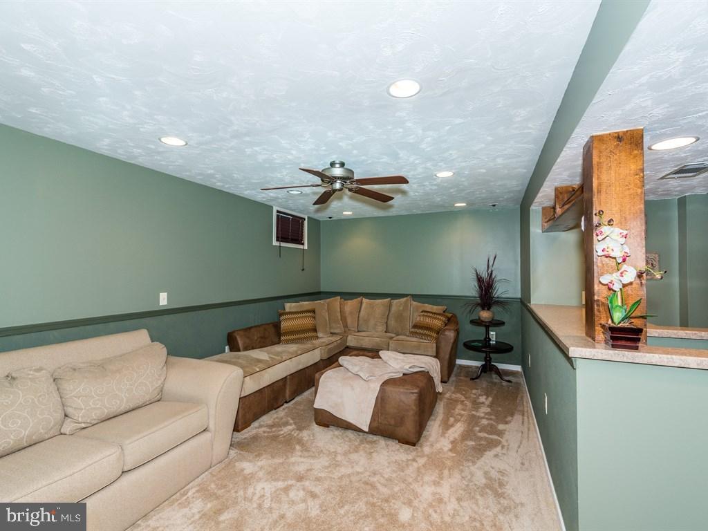 MANOR OAKS - Residential