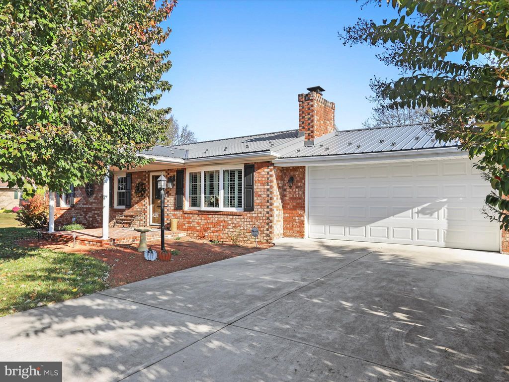 Photo of 647 Mimosa Drive, MARTINSBURG, WV 25404 (MLS # WVBE2045392)