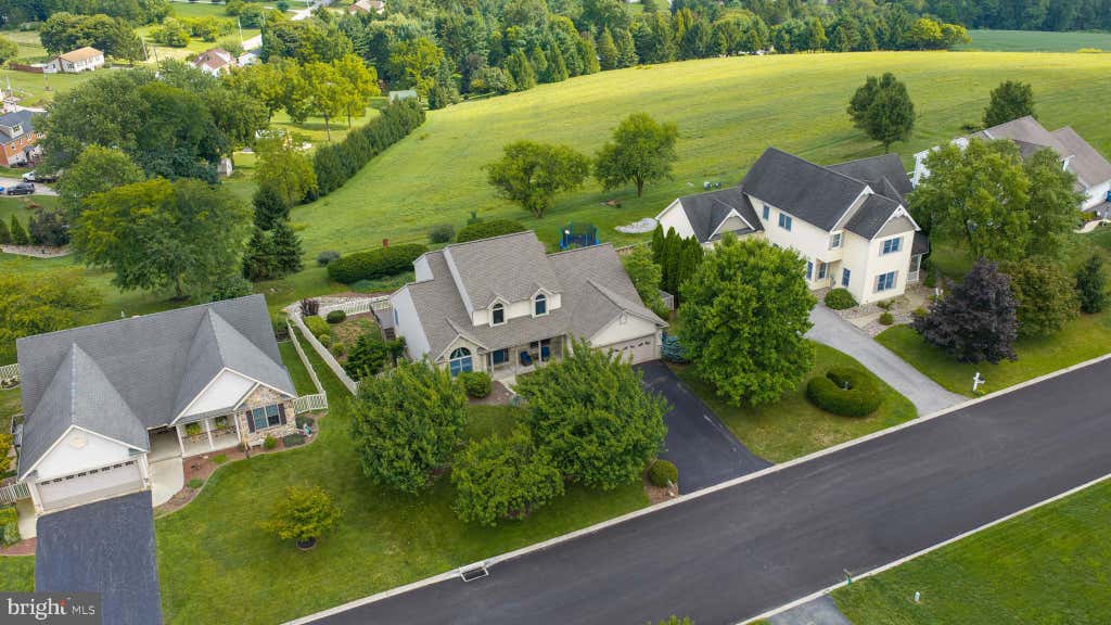 Photo of 10 Ness Court, SEVEN VALLEYS, PA 17360 (MLS # PAYK2110344)