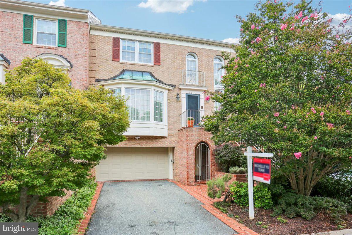8912 BARROWGATE COURT