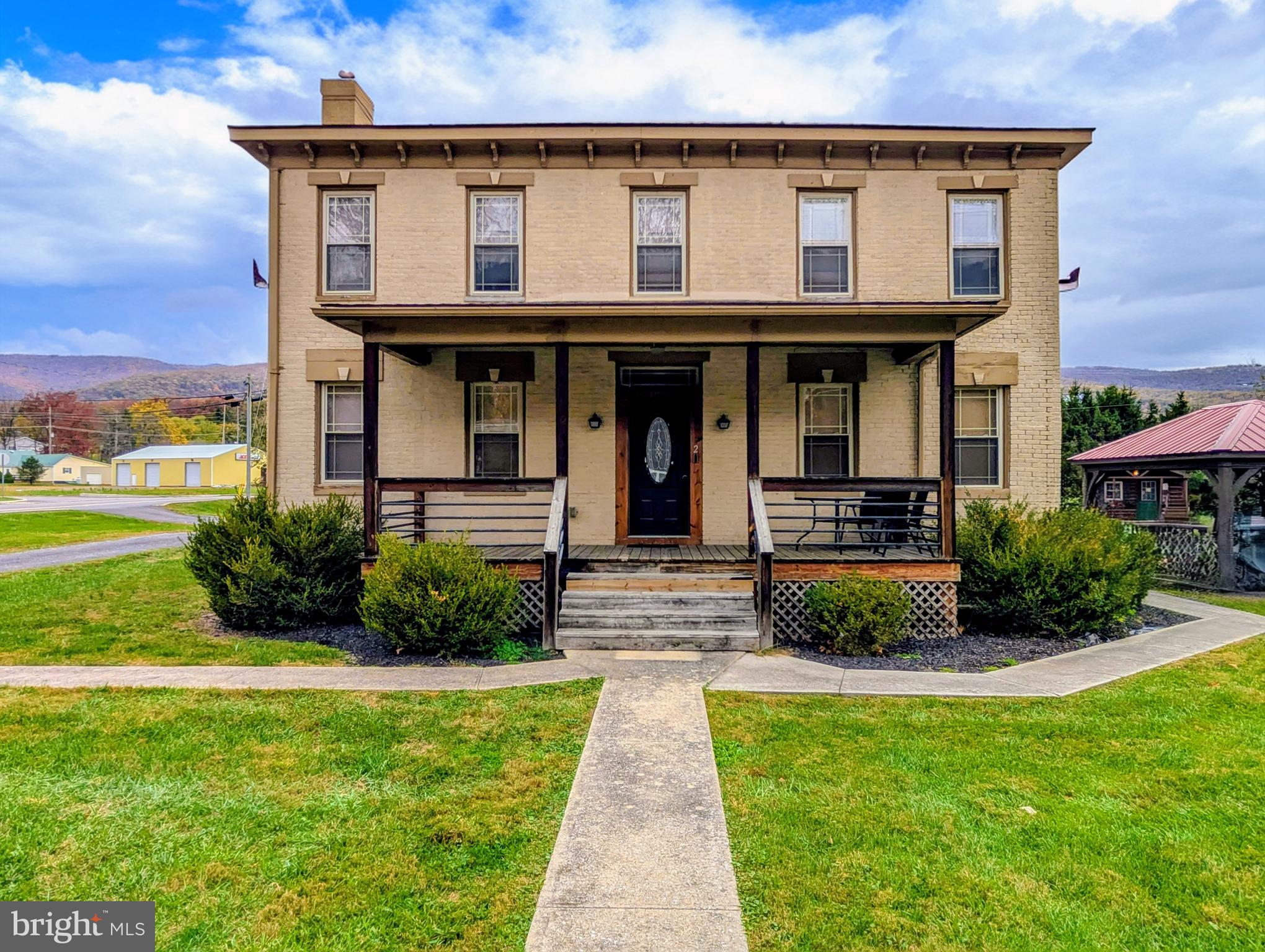 Main image without alt text