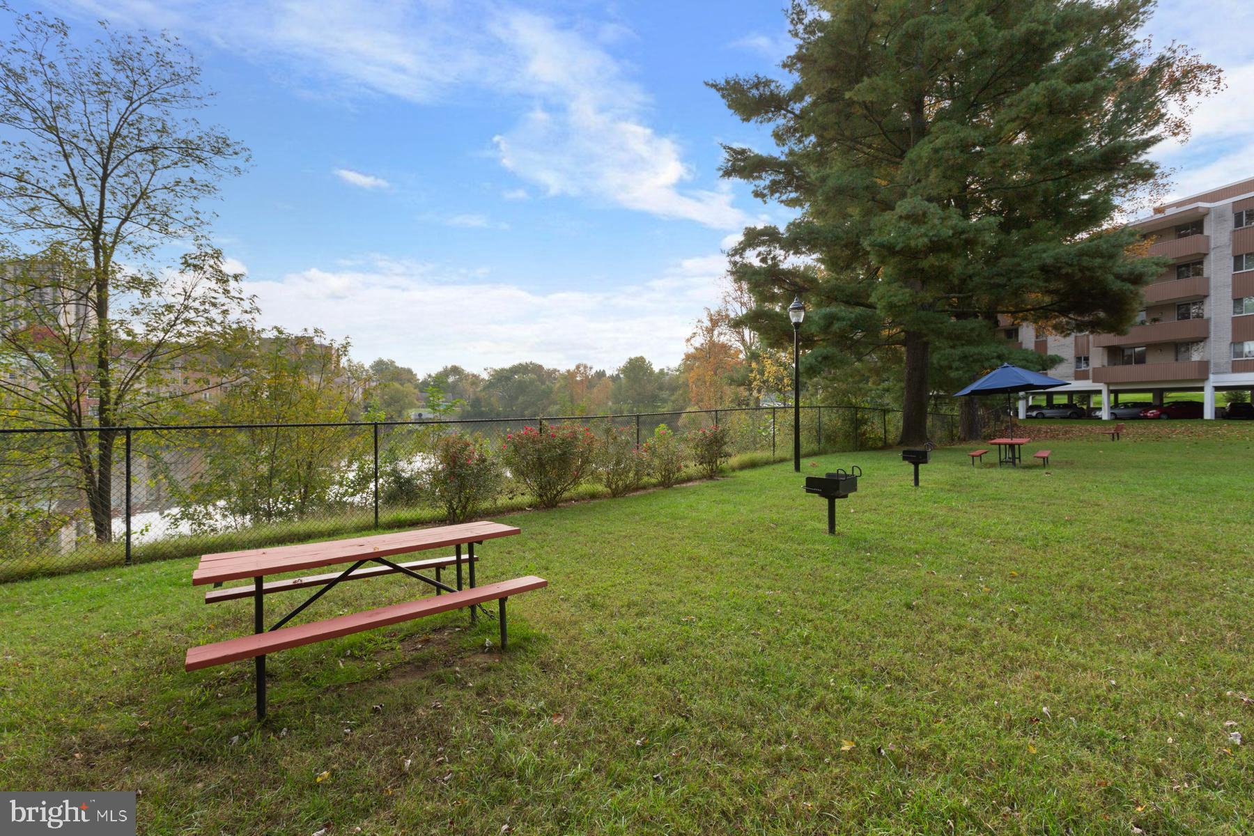 LAKESIDE TERRACE - Residential
