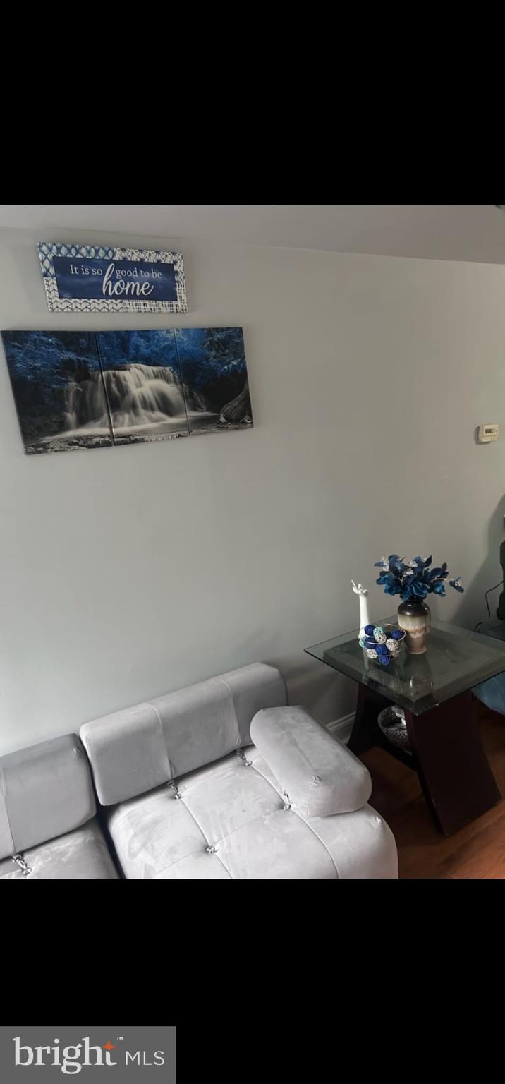 HOLLINS MARKET - Residential