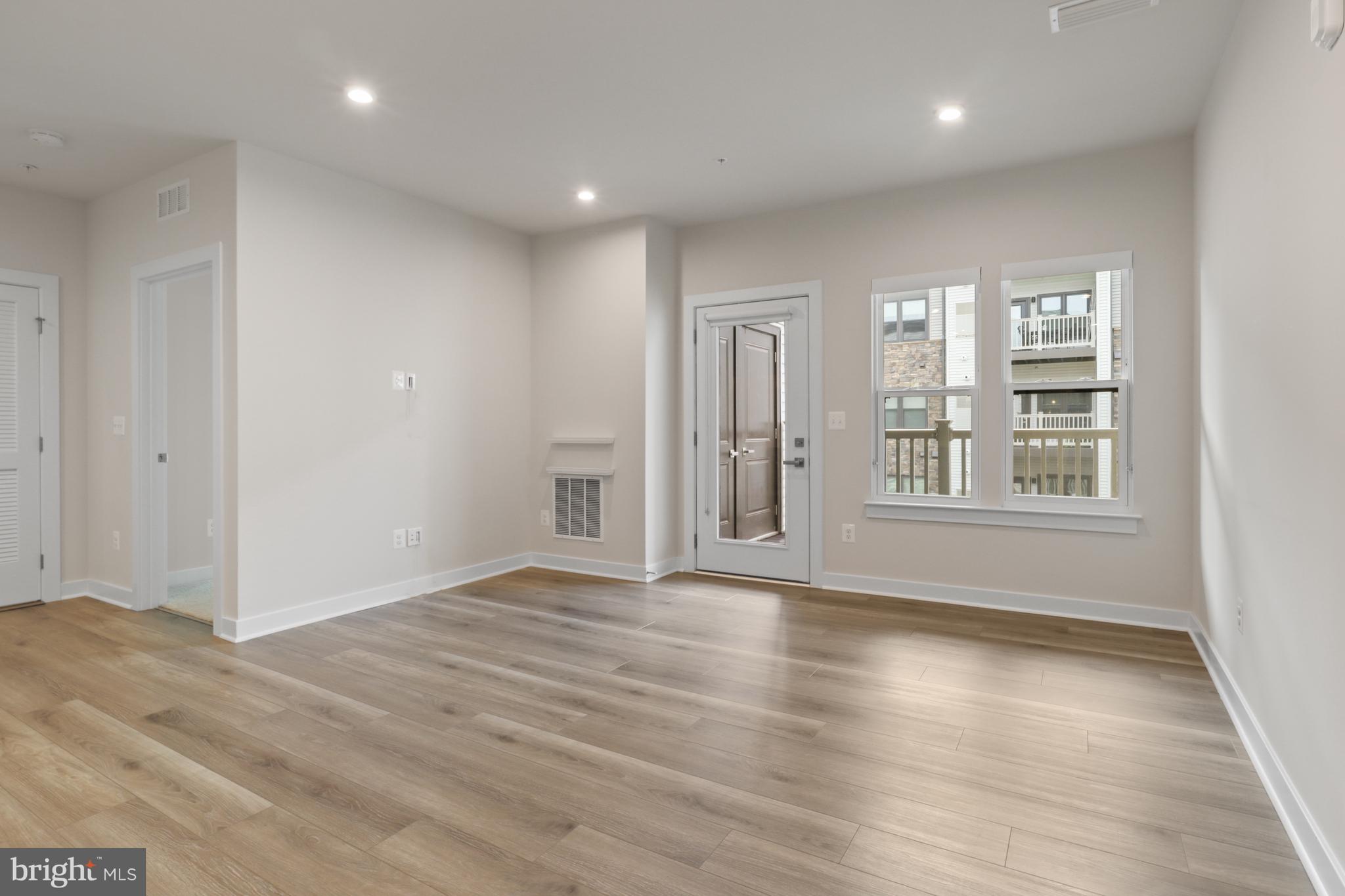 LOUDOUN VIEW CONDO FLATS - Residential