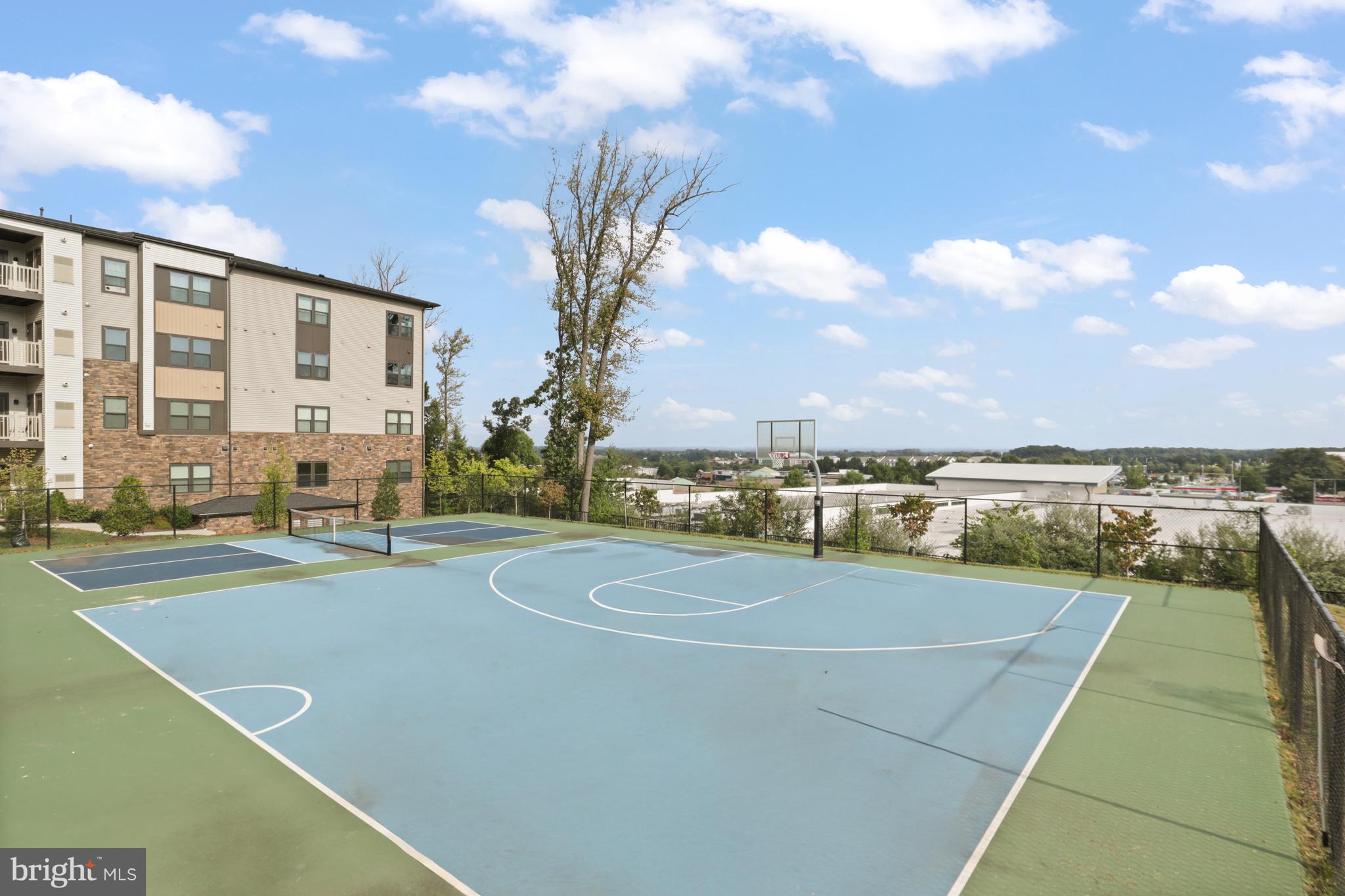 LOUDOUN VIEW CONDO FLATS - Residential