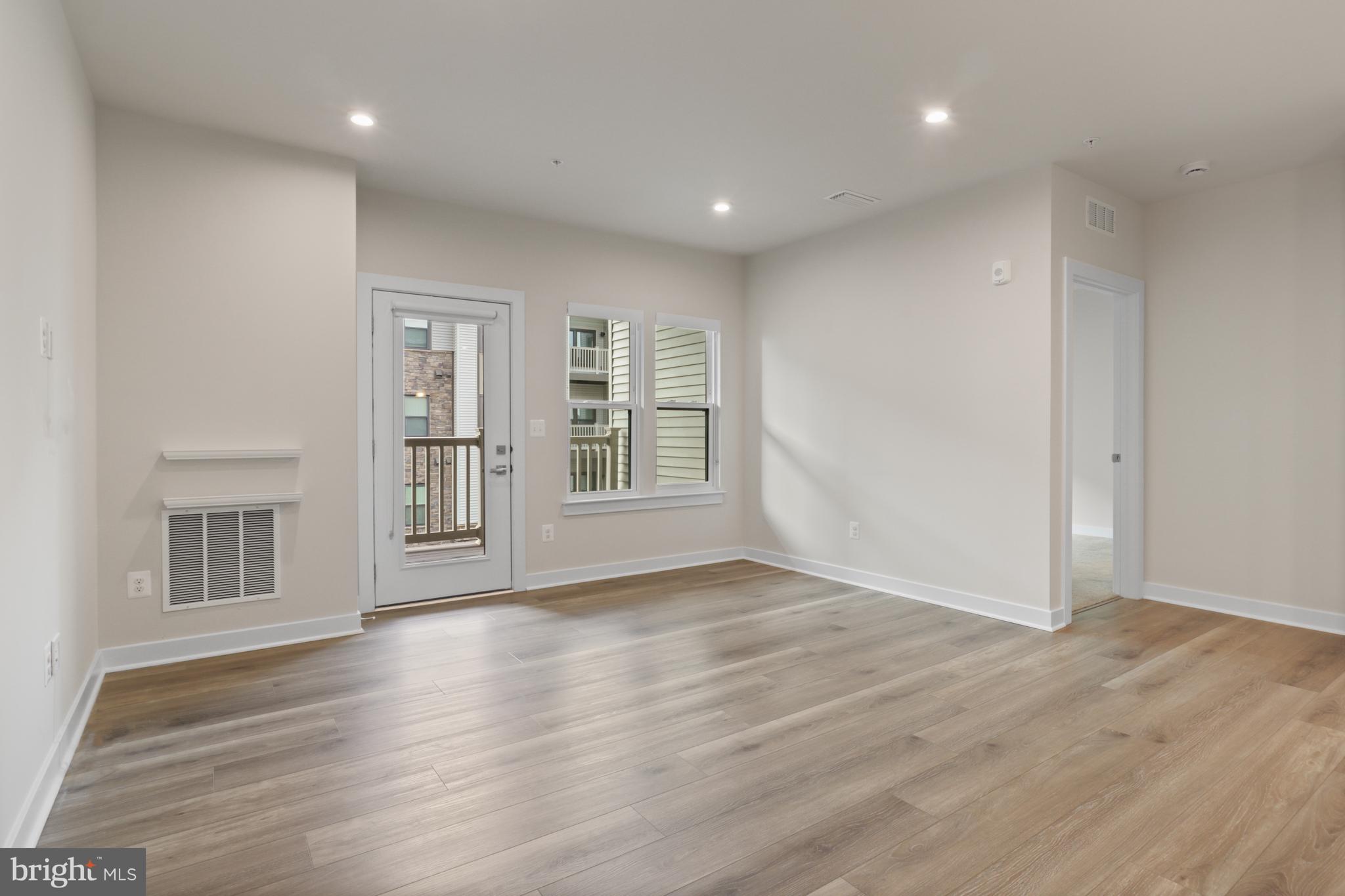 LOUDOUN VIEW CONDO FLATS - Residential