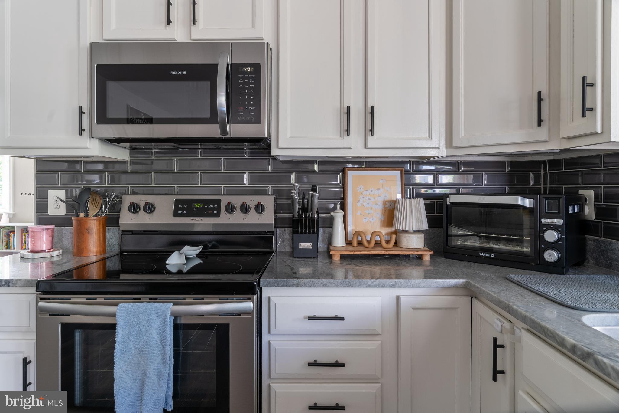 THE VILLAGE OF WASHINGTON TRAIL - Residential