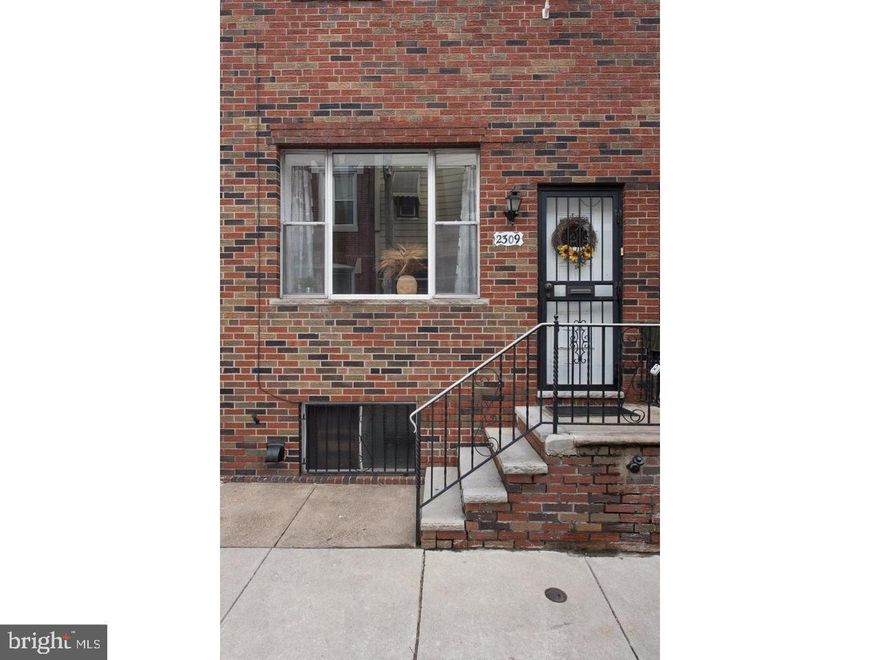 Good location in Lower Moyamensing neighborhood. It's a good chance to live and invest on South Philly. Tenants moved out now, easy to see inside