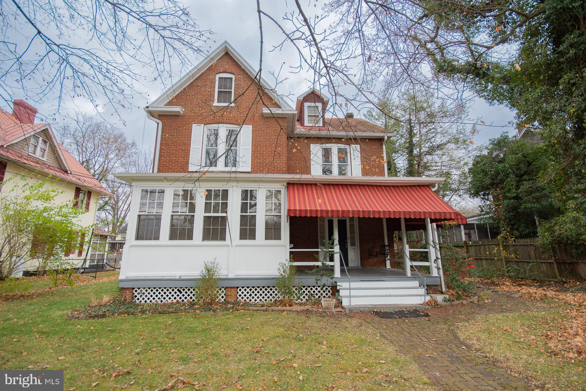 Main image without alt text