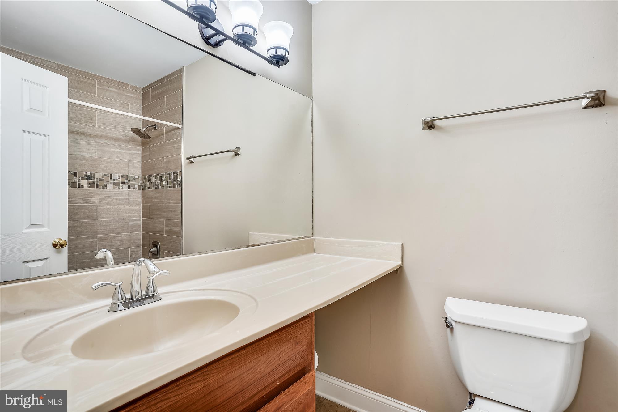 LAKE RIDGE- COLBY - Residential Lease