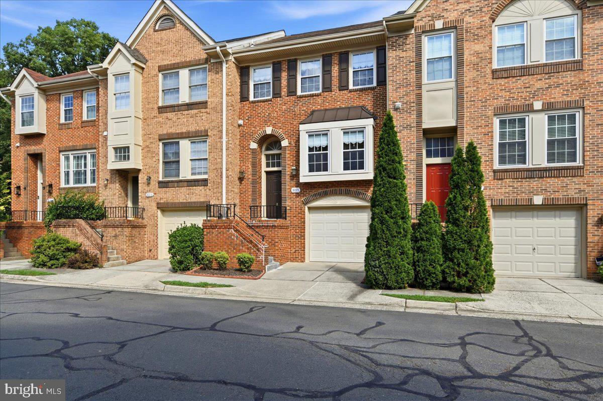 8015 MERRY OAKS COURT