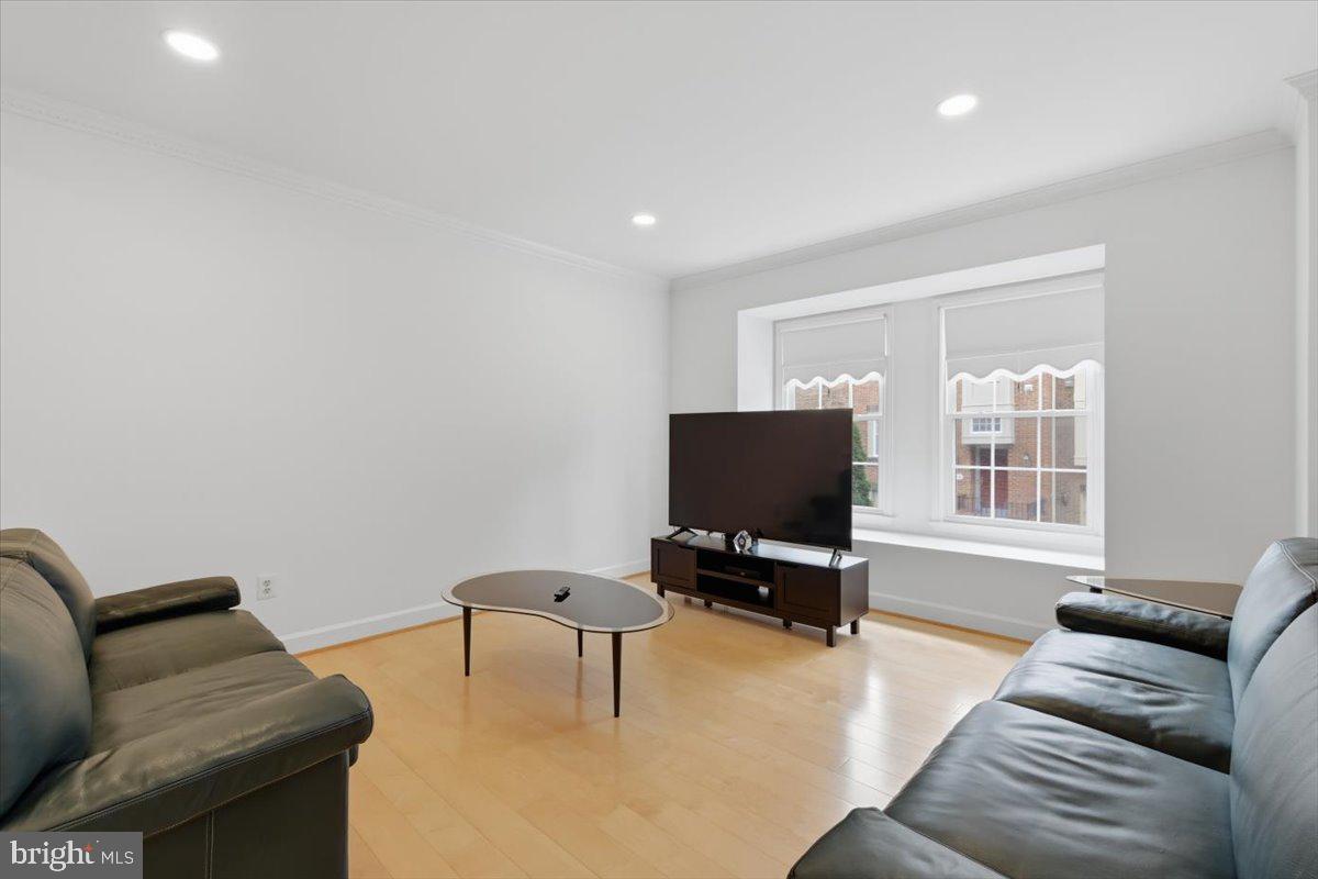 8015 MERRY OAKS COURT