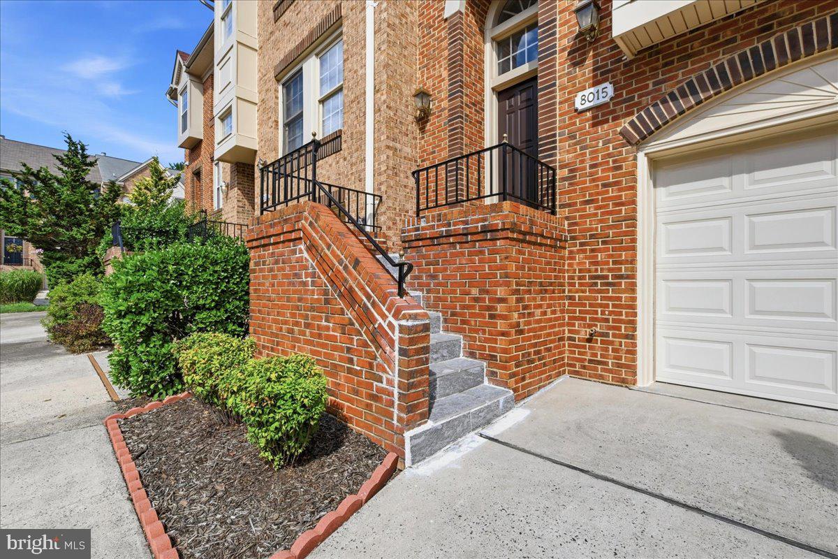 8015 MERRY OAKS COURT